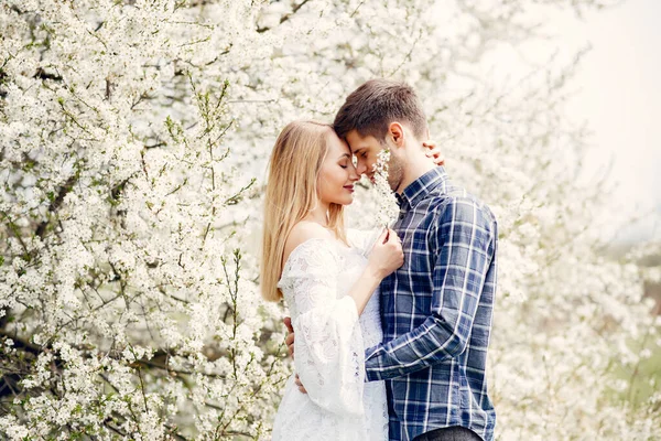 Belo casal passar o tempo em um parque de verão — Fotografia de Stock