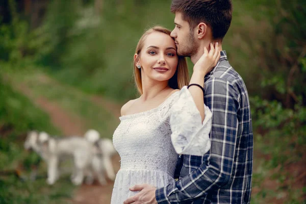 Beautiful couple spend time in a summer park — Stock Photo, Image