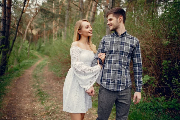 Hermosa pareja pasar tiempo en un parque de verano — Foto de Stock