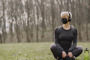 Koronavirüs sırasında maskeli kadın eğitimi