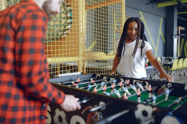 Uluslararası çift bir kulüpte futbol oynuyor.