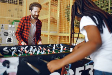 Uluslararası çift bir kulüpte futbol oynuyor.