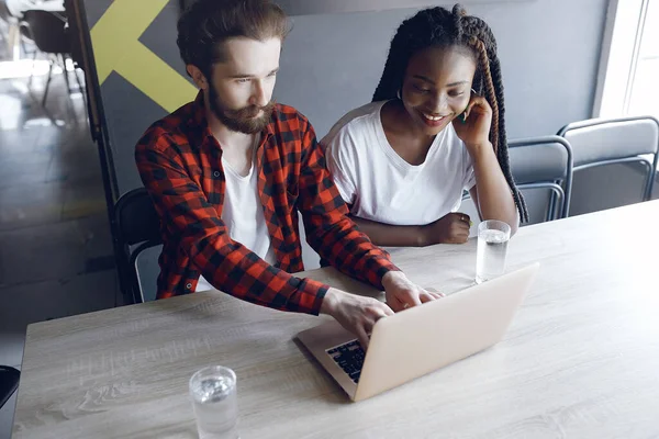 Jovens trabalhando juntos e usar o laptop — Fotografia de Stock