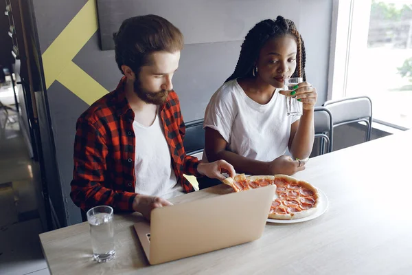 Jovens trabalhando juntos e usar o laptop — Fotografia de Stock