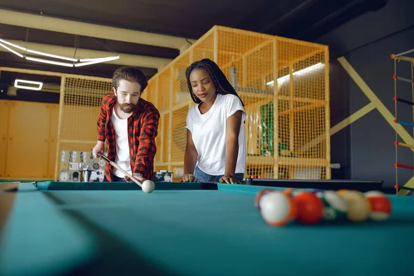 Uluslararası çift bir kulüpte bilardo oynuyor. — Stok fotoğraf