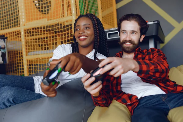 Pareja internacional jugando a videojuegos — Foto de Stock