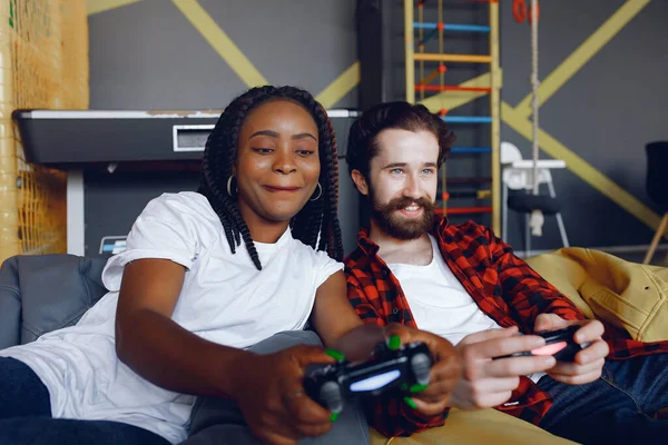 Pareja internacional jugando a videojuegos — Foto de Stock