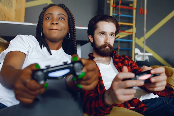 Pareja internacional jugando a videojuegos — Foto de Stock