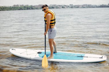 Yaz plajında sörfçü.