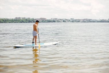 Yaz plajında sörfçü.