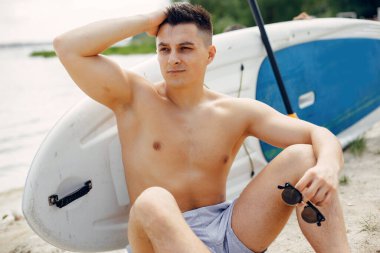 Yaz plajında sörfçü.