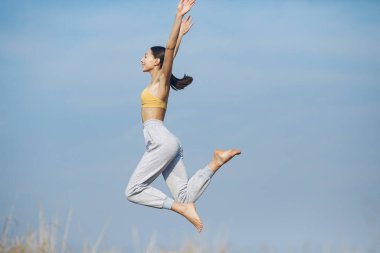 Gökyüzü arka planında tatlı bir kız eğitimi.