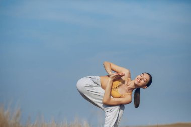 Gökyüzü arka planında tatlı bir kız eğitimi.