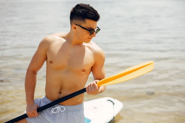 Yaz plajında sörfçü. — Stok fotoğraf