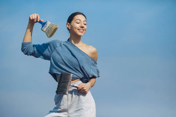 Nettes Mädchen hat eine Pause auf einem Himmel backgroung — Stockfoto