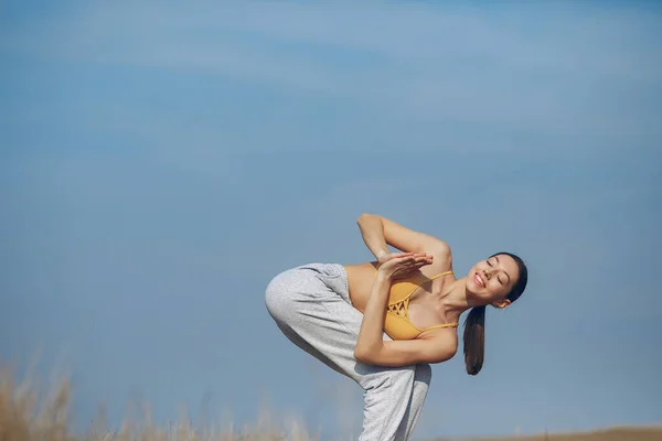 Jolie fille de formation sur un fond de ciel — Photo