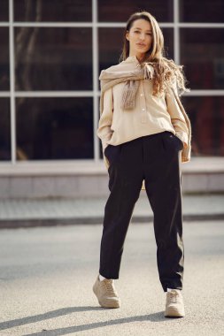 Bahar şehrinde kahverengi gömlekli zarif bir kadın.