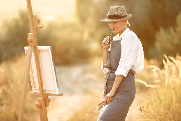 Donna in un grembiule dipinto in un campo — Foto Stock