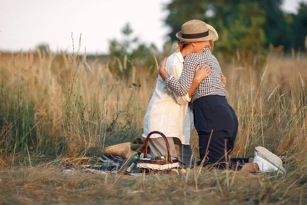 Vackra eleganta kvinnor på höstvete fält — Stockfoto