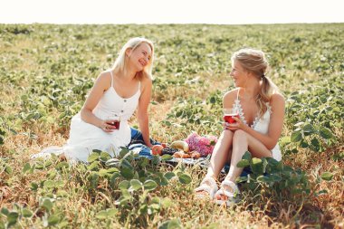 Anne ve güzel kızı sonbahar tarlasında