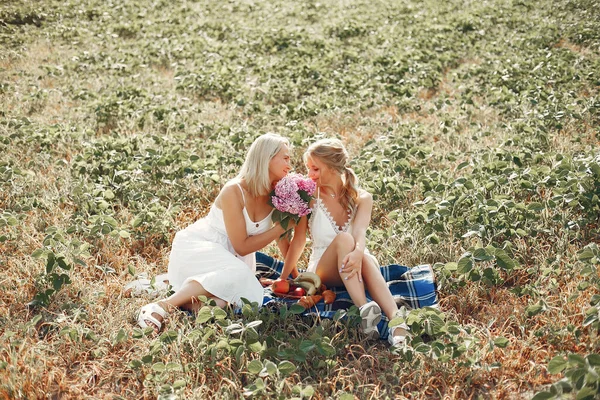 Madre con hermosa hija en un campo de otoño —  Fotos de Stock