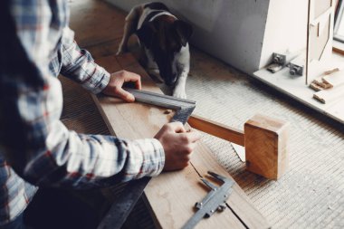 Marangoz bir ağaçla çalışır.