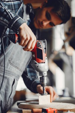 Marangoz bir ağaçla çalışır.