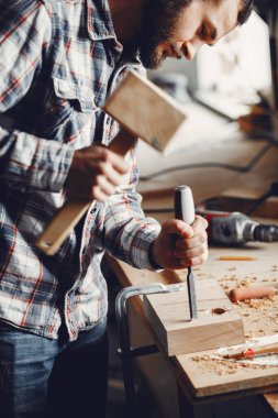 Marangoz bir ağaçla çalışır.