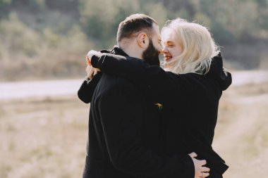 Güzel bir çift bahar ormanında vakit geçirir.