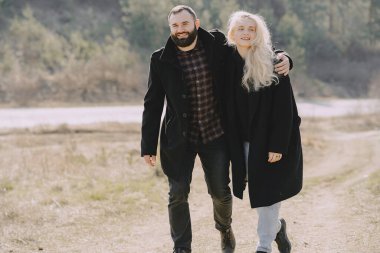 Güzel bir çift bahar ormanında vakit geçirir.