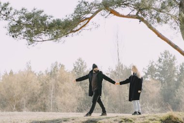 Bahar ormanlarında maskeli insanlar yürür.