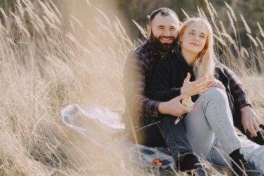 Güzel bir çift sonbahar tarlasında vakit geçirir.