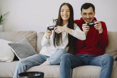 Evde video oyunu oynayan bir çift