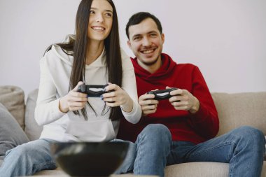 Evde video oyunu oynayan bir çift