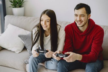 Evde video oyunu oynayan bir çift