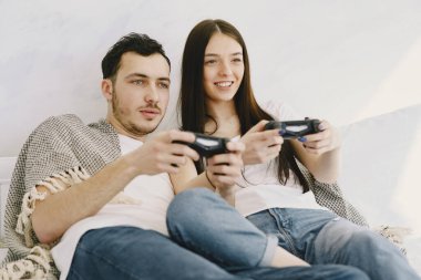 Evde video oyunu oynayan bir çift