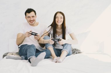 Evde video oyunu oynayan bir çift