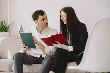 Ortağıyla bir ofiste çalışan bir iş adamı.