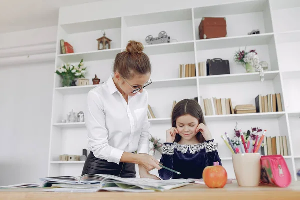 Tutor mit litthe girl beim Lernen zu Hause — Stockfoto