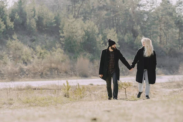 Belo casal passar o tempo em uma floresta de primavera — Fotografia de Stock