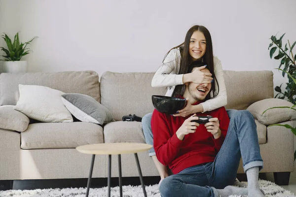 Pareja en casa jugando en un videojuego —  Fotos de Stock