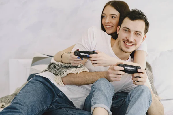 Pareja en casa jugando en un videojuego —  Fotos de Stock