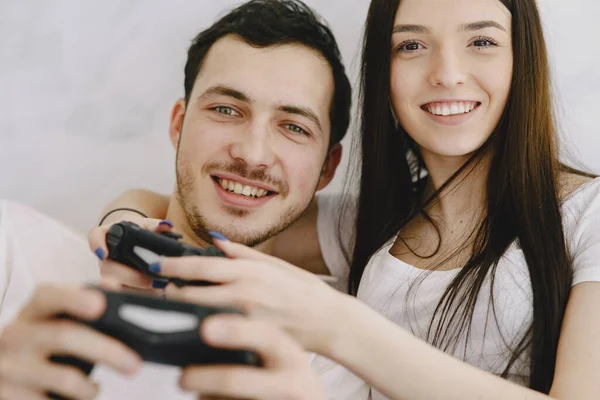 Casal em casa jogando em um jogo de vídeo — Fotografia de Stock