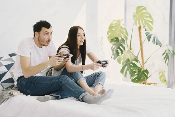 Coppia a casa a giocare in un videogioco — Foto Stock