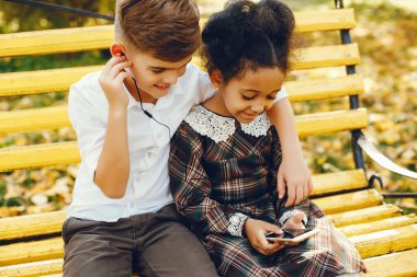 Telefonu olan çocuklar