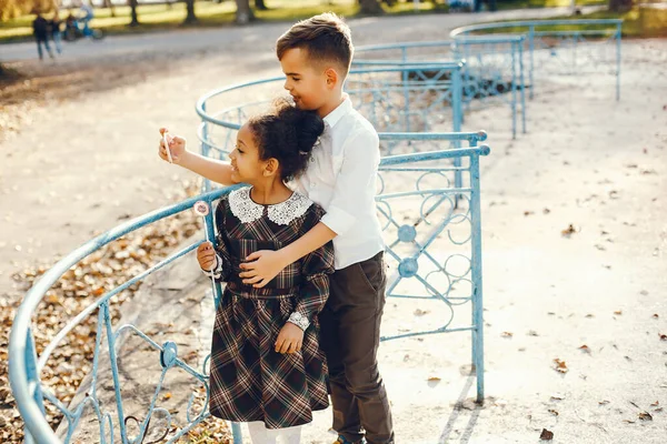 公園の子供たちは — ストック写真