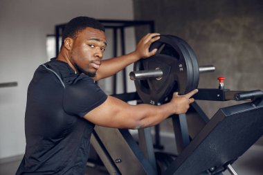 Yakışıklı bir zenci spor salonunda nişanlanıyor.