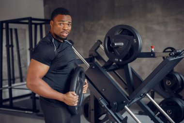Yakışıklı bir zenci spor salonunda nişanlanıyor.