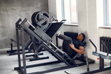 Yakışıklı bir zenci spor salonunda nişanlanıyor.