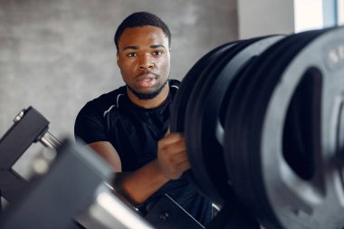 Yakışıklı bir zenci spor salonunda nişanlanıyor.